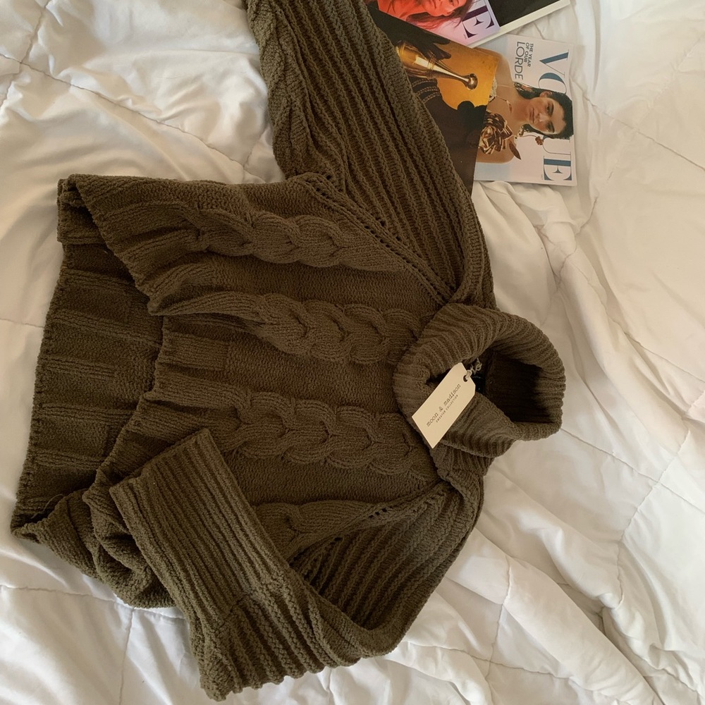 Moon & Madison semi-cropped sweater